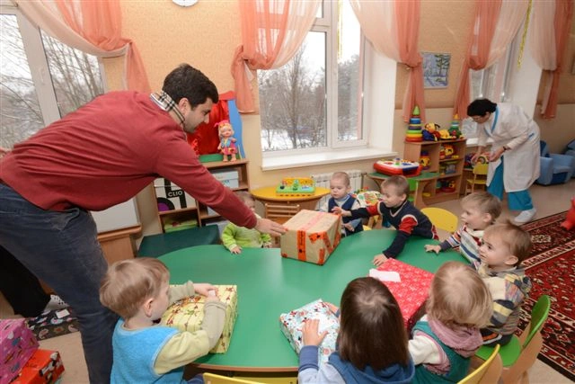 Різдвяні подарунки нужденним дітям