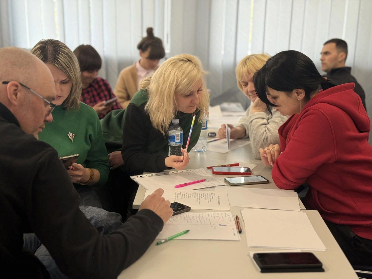 21–22 квітня 2026 року у місті Чернігів у межах проєкту UKR2602 «Психосоціальна підтримка людей, що постраждали від війни в Україні» було проведено два тренінги для педагогів