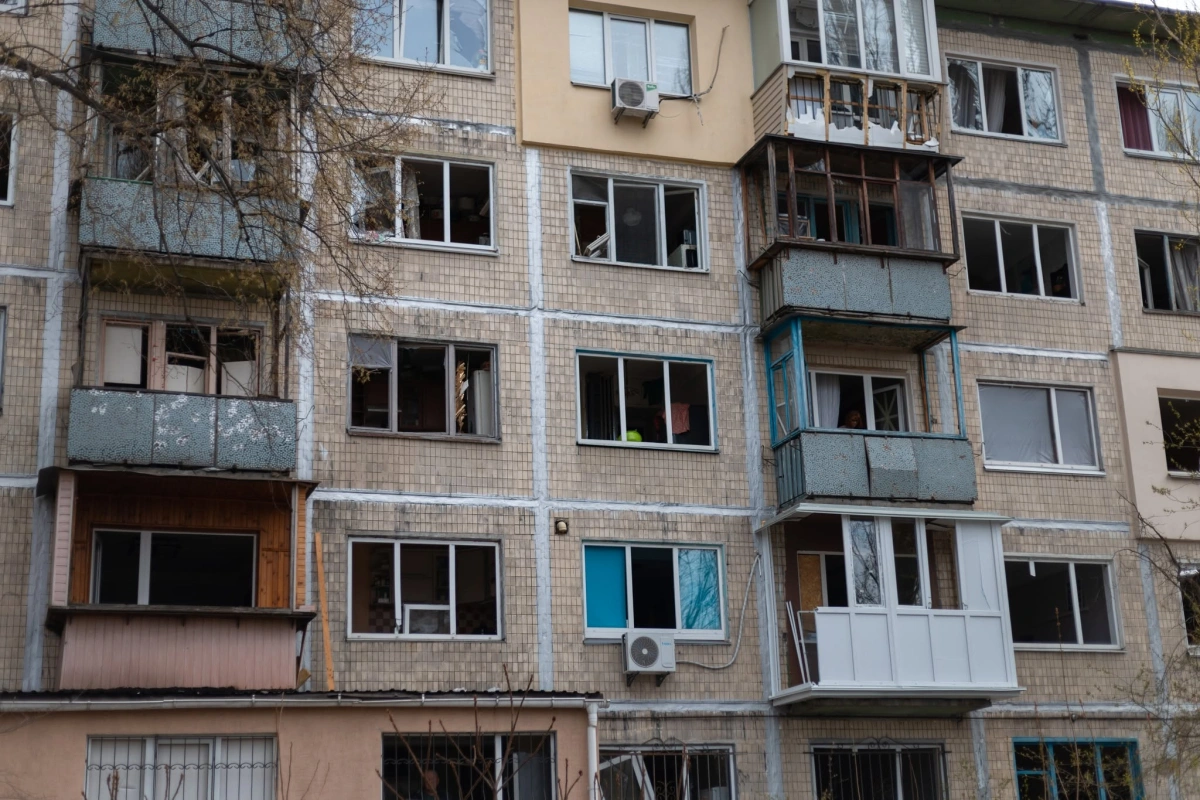 Сьогоднішня ніч у Києві знову була сповнена страху і болю. Обстріли знову поранили людей. Загинула дитина…